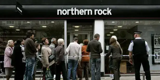2007-clientes-Northern-Rock-hacian-cola-sucursales-retirar-ahorros.webp