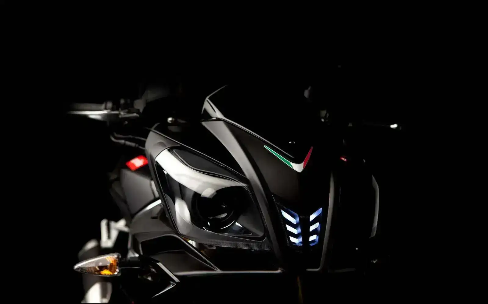 2011-Aprilia-Tuono-V4-R.webp