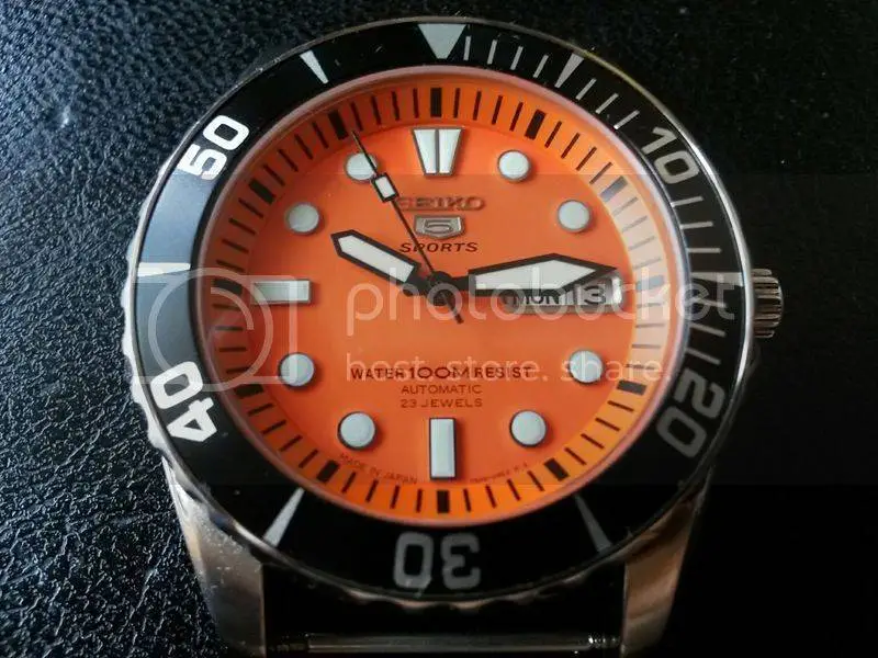 Seiko 5 sports SNZF19J1 naranja con agujas