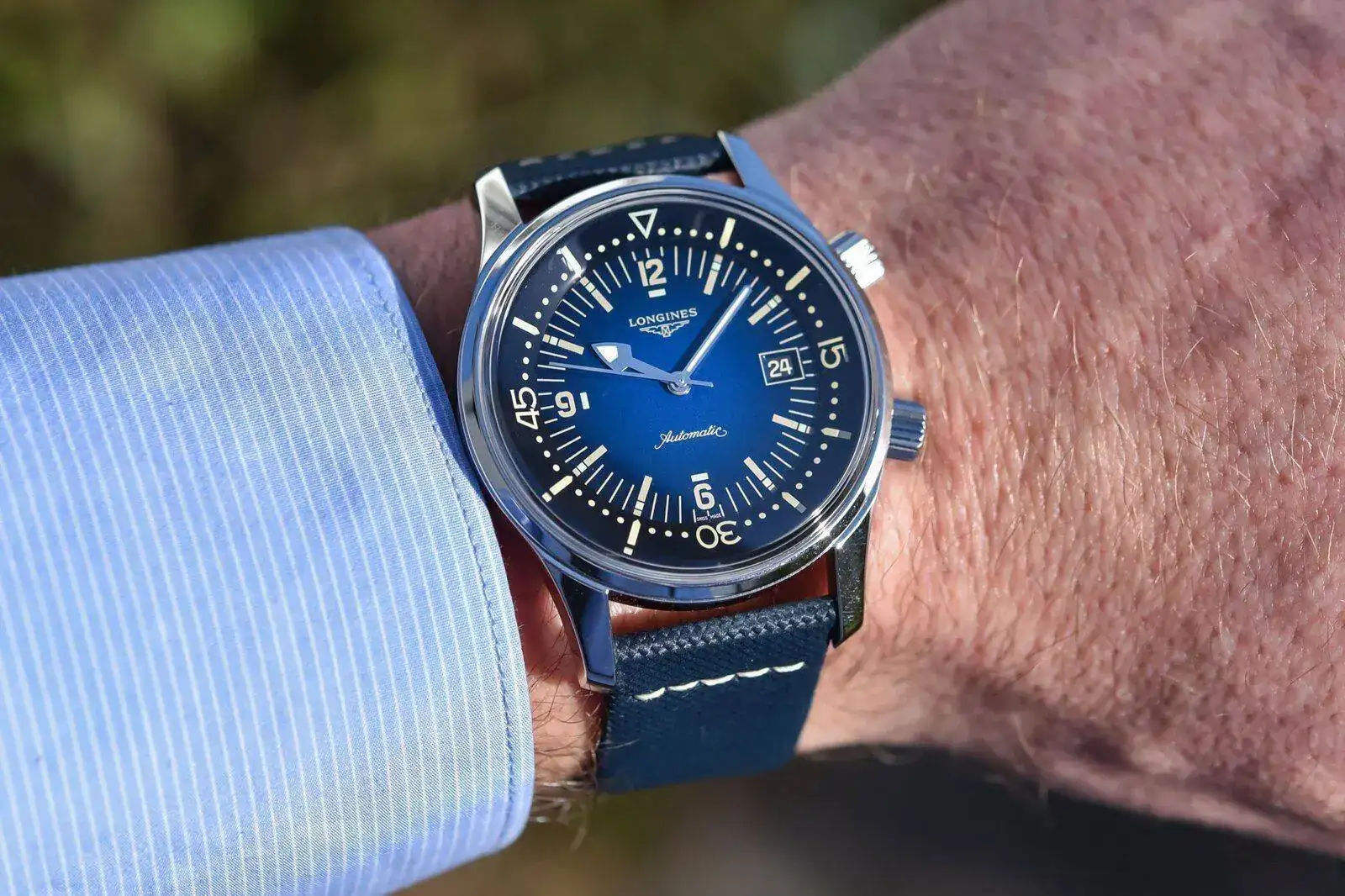 2021-Longines-Legend-Diver-Gradient-Blue-L3.774.4.90.2-review-4.jpg