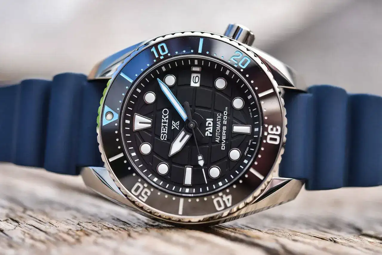 2022-Seiko-Sumo-PADI-Edition-Seiko-Prospex-Diver-200m-Automatic-SPB325J1-hands-on-review-2.webp