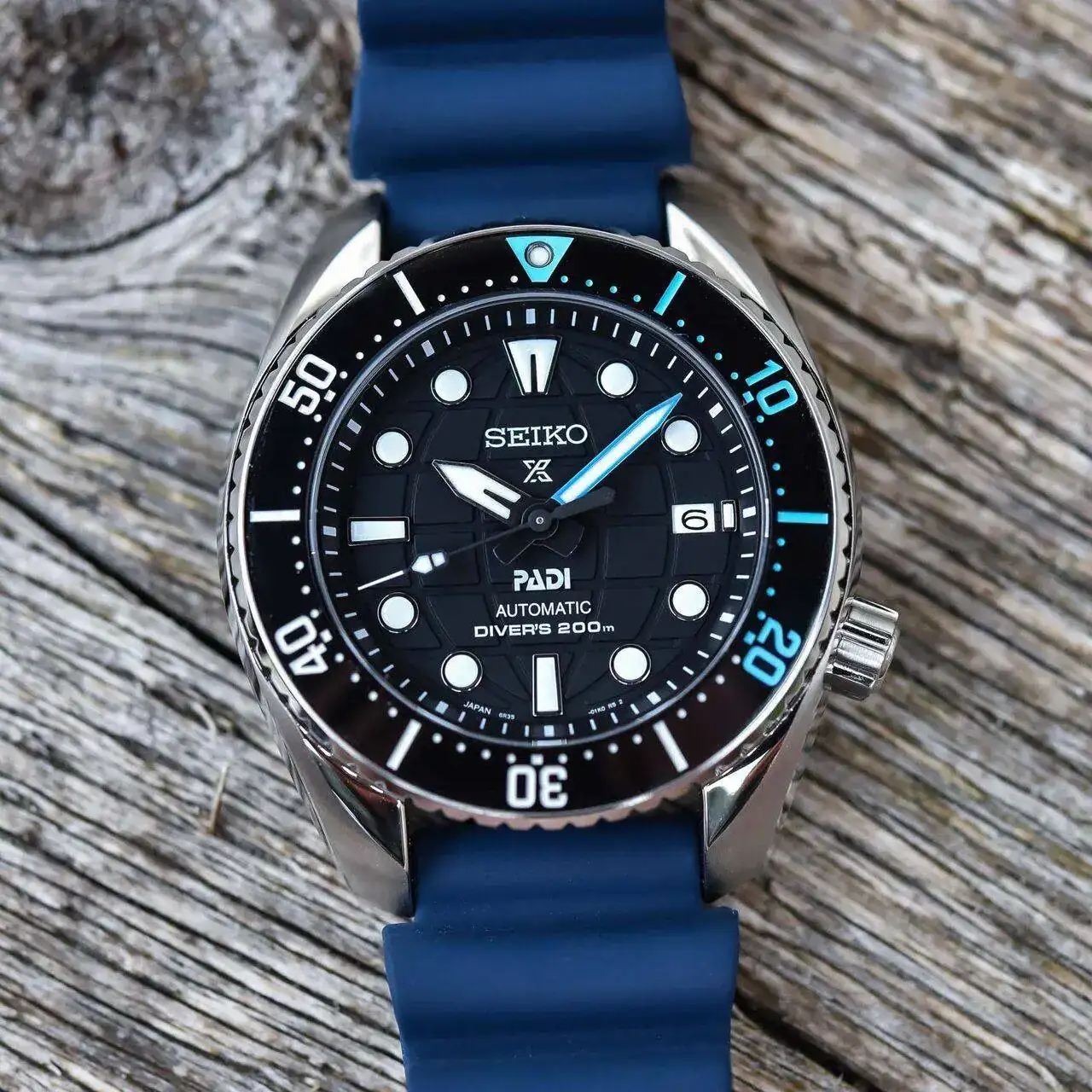 2022-Seiko-Sumo-PADI-Edition-Seiko-Prospex-Diver-200m-Automatic-SPB325J1-hands-on-review-7.webp
