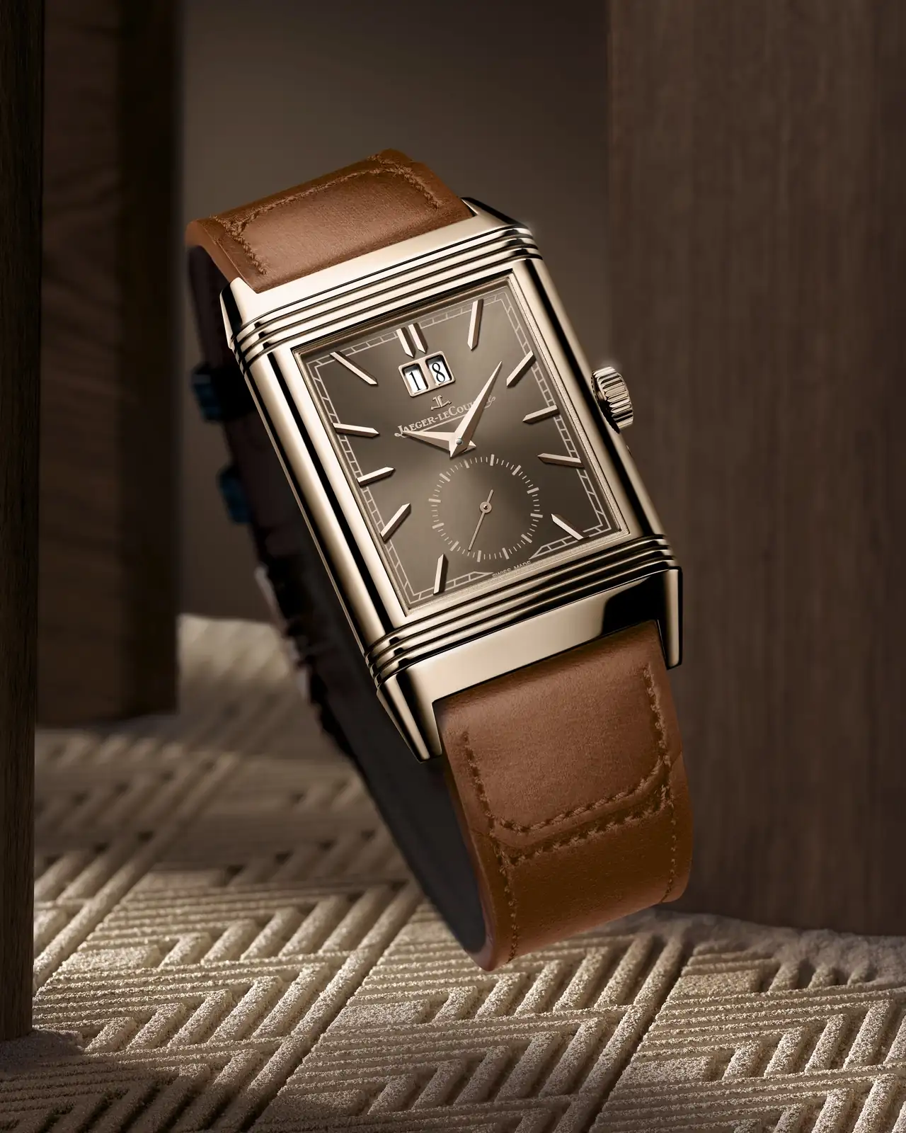 2025-q714256j-reverso-geographic-gold-levitation1-adobe98-4-5.webp