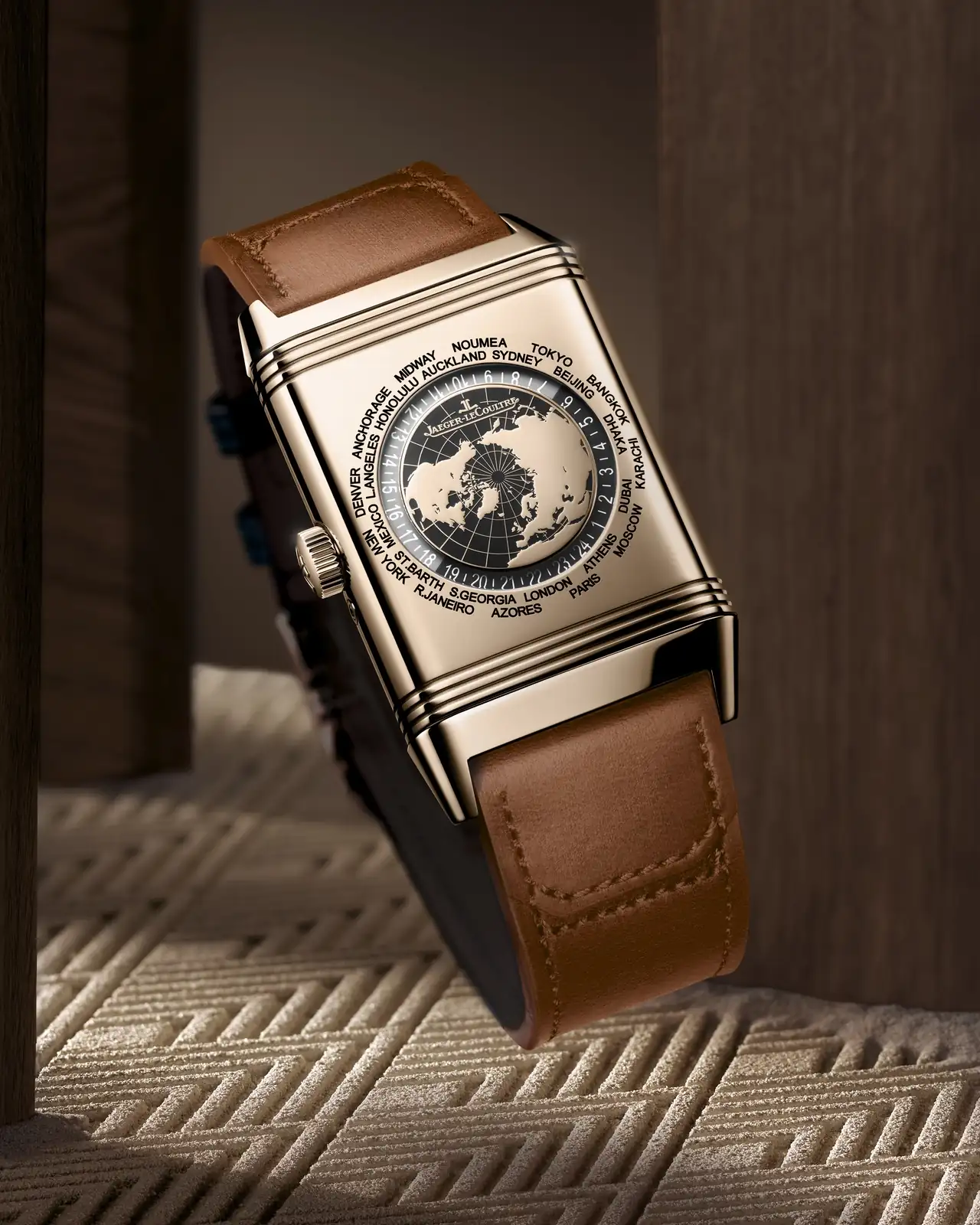 2025-q714256j-reverso-geographic-gold-levitation2-adobe98-4-5.webp