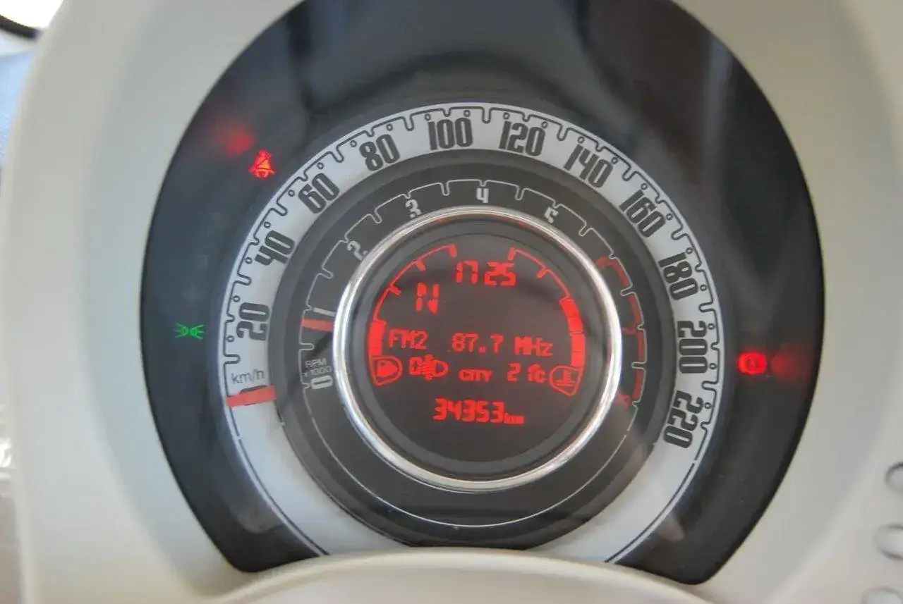 23.-Fiat-500-cabrio-cuenta-kilometros.webp