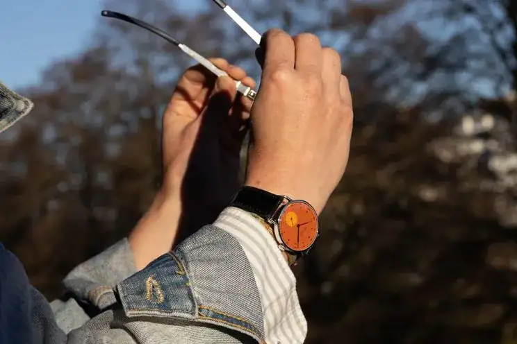 2400_wristshot_ace_x_nomos_glashuette_metro_neomatik_orange_50th_anniversary-4.webp