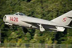 250px-MiG-17_landing_by_StuSeeger.webp