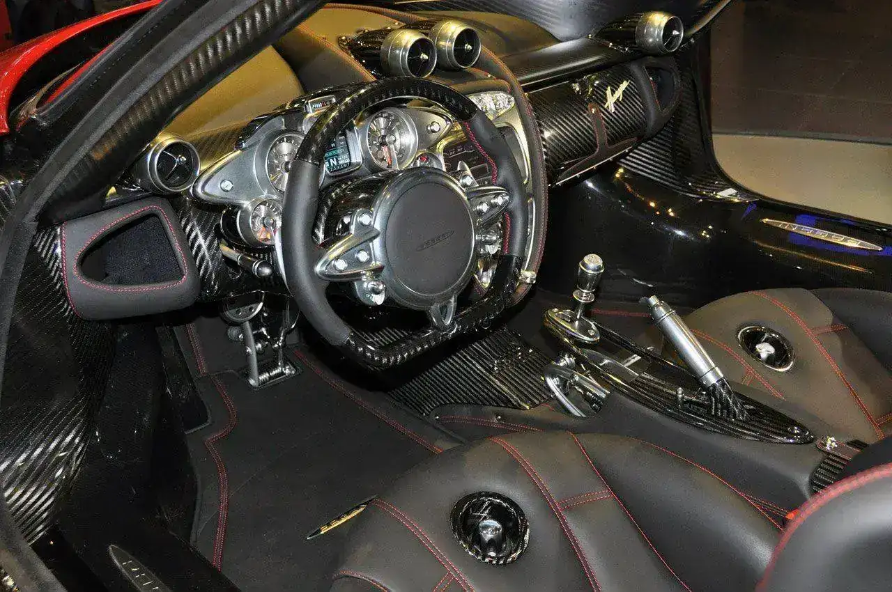30-pagani-huayra-geneva.webp