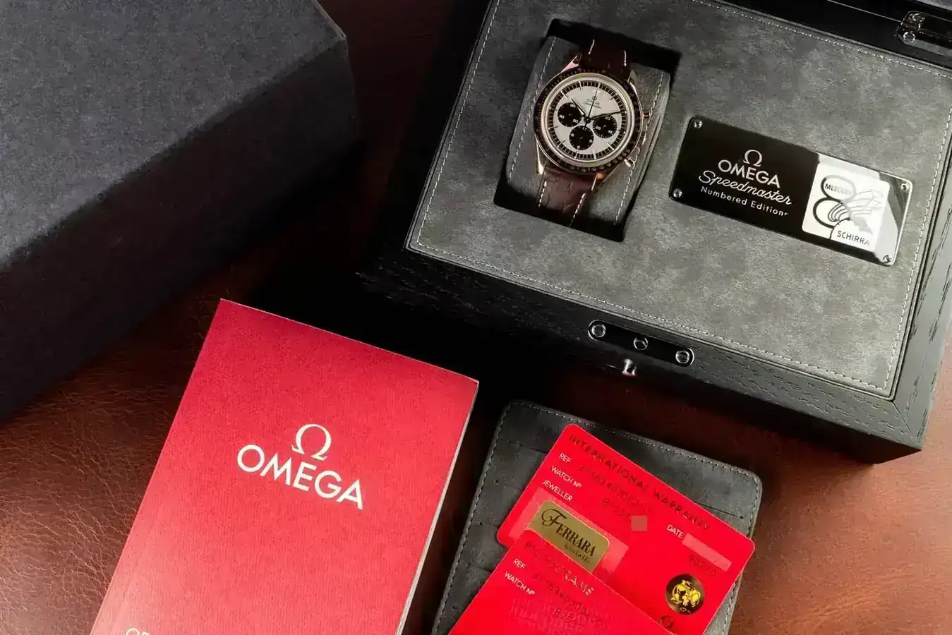 31163403002001-Omega-Speedmaster-Sedna-Gold-limited-edition-full-set-4_TheWatchGuy_Tmb.webp