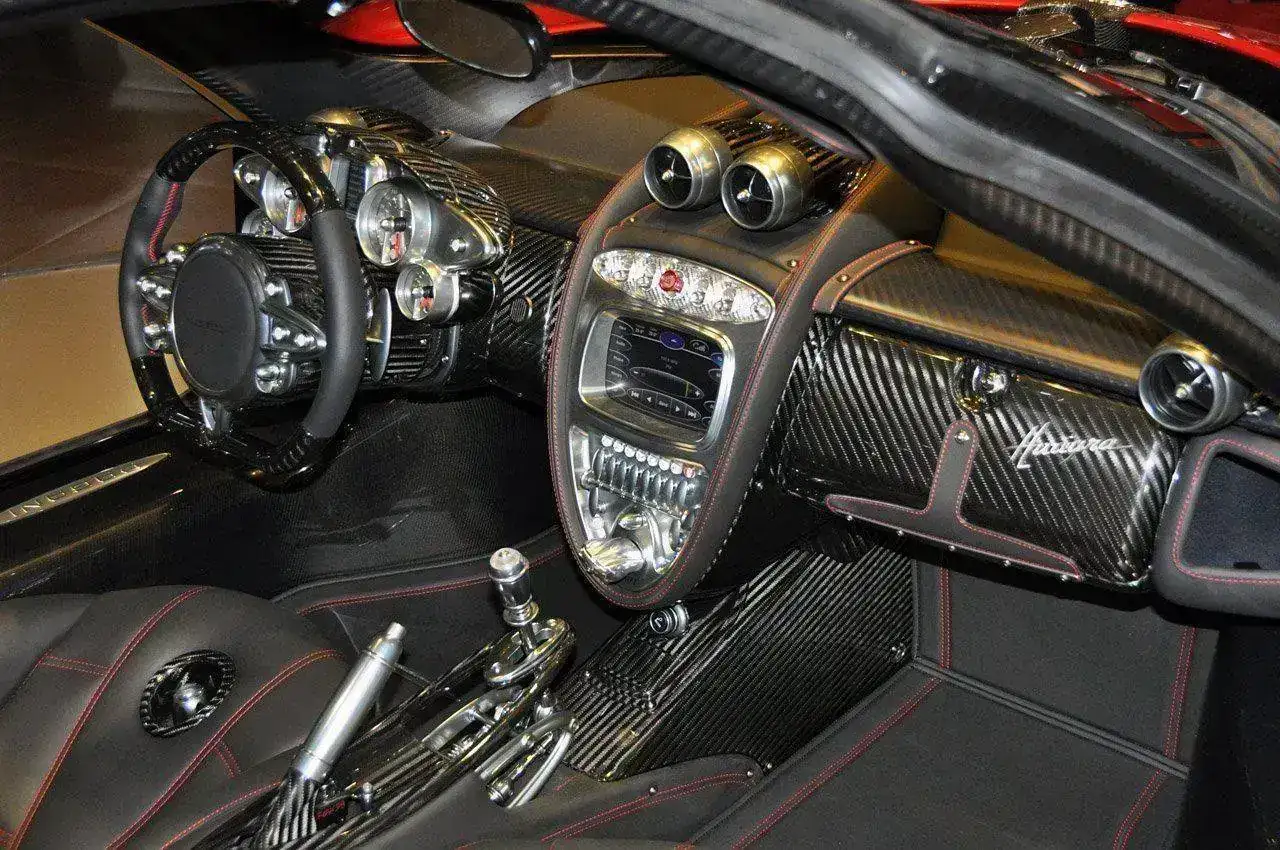 32-pagani-huayra-geneva.webp