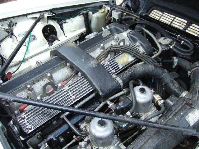 4%20Jaguar%20XJ6%20Series%202%20White%208%20Engine.webp
