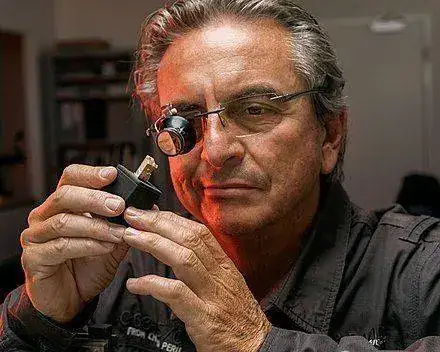 440px-DOMINIQUE_RENAUD_SA_-_Gianni_Comporota_&_Stéphane_Mocan,_Dominique_Renaud_with_revoluti...webp