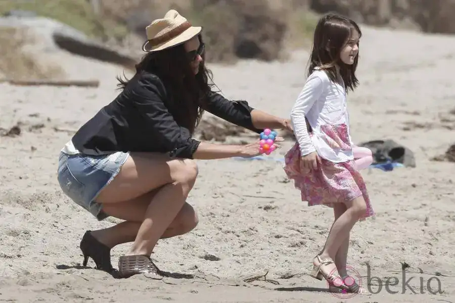 467_katie-holmes-y-suri-cruise-en-tacones-por-la-playa.webp