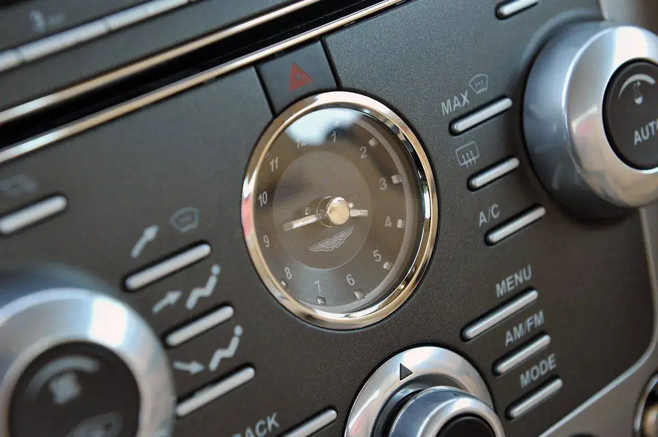 49-2013-aston-martin-db9-review.webp