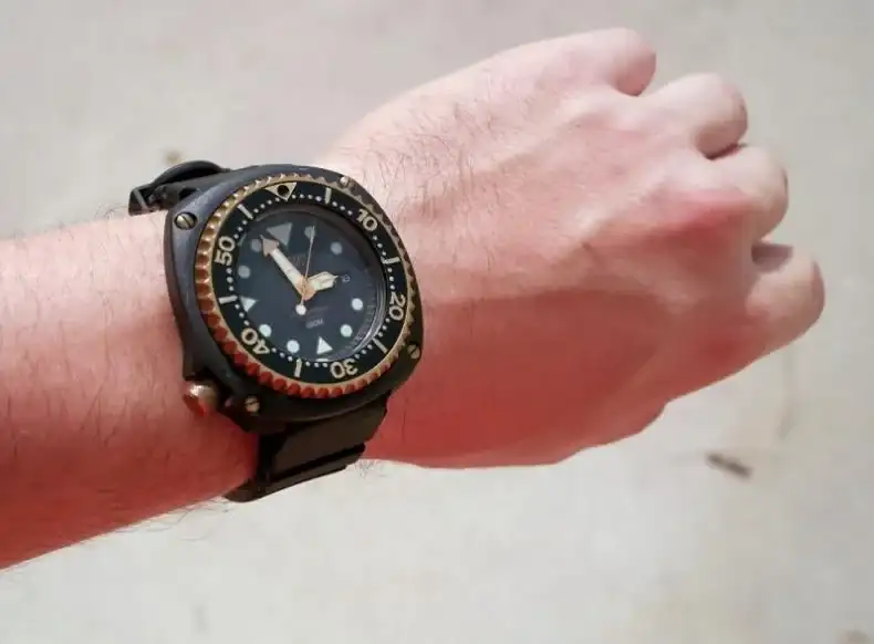 5-citizen-800m-saturation-diver-review-1984-wrist3.webp