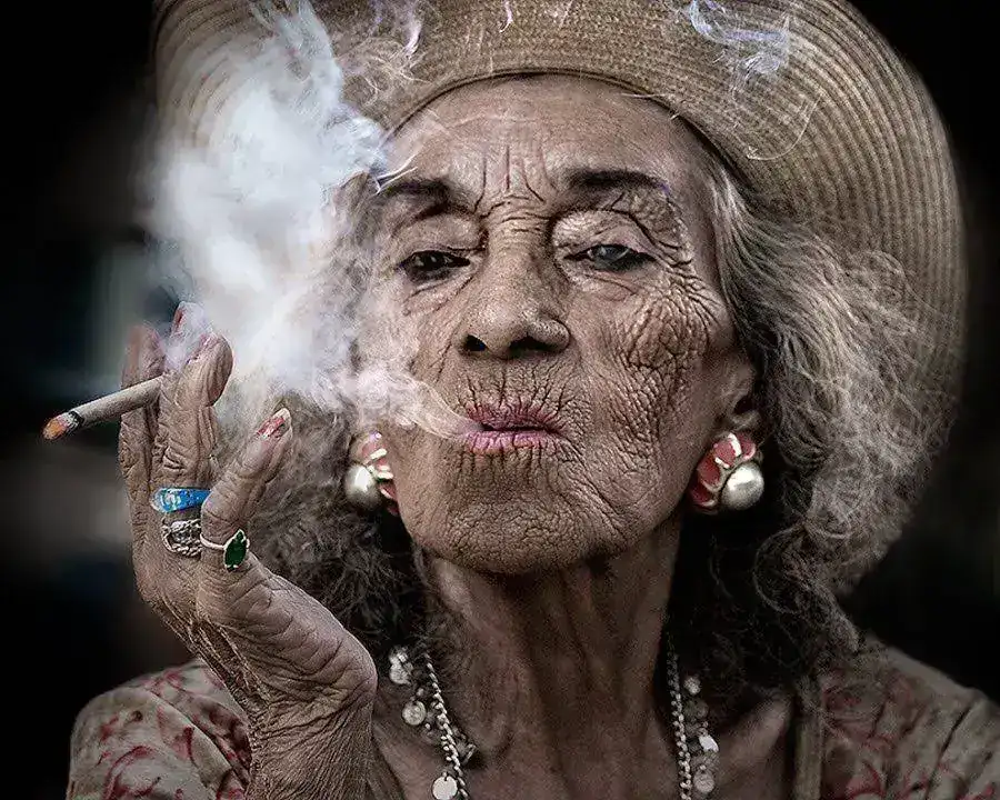 5-vieja-fumando.webp