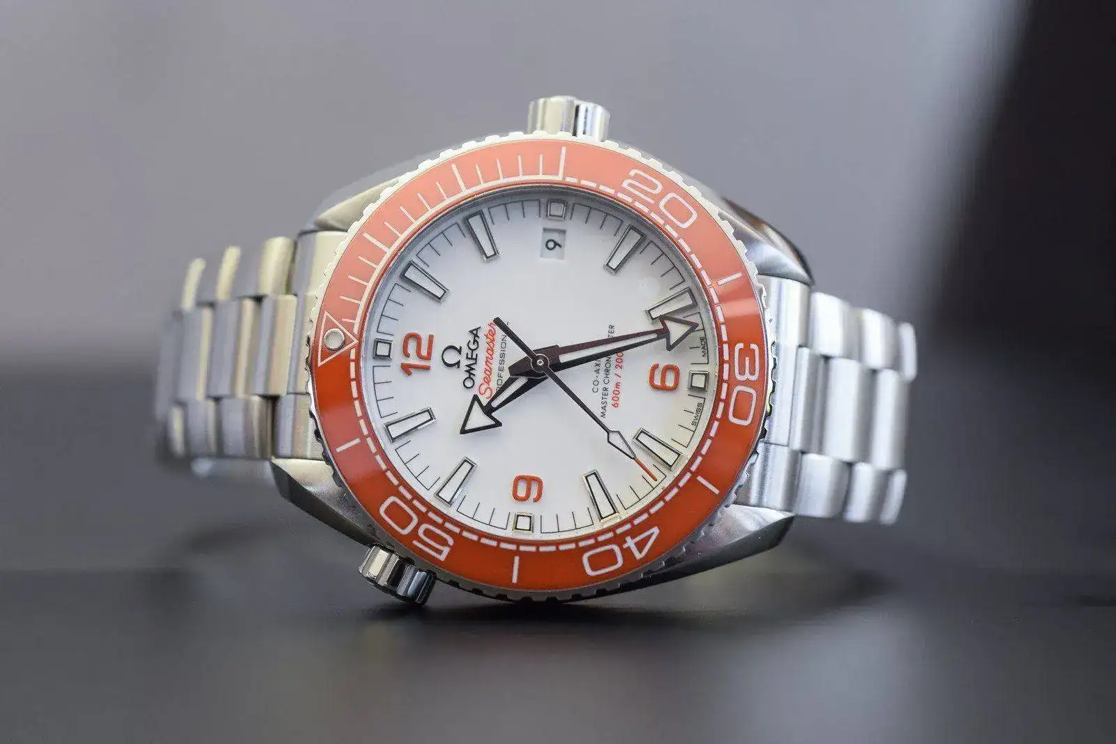 600m-Orange-Bezel-White-dial-215.30.44.21.04.001-8.webp