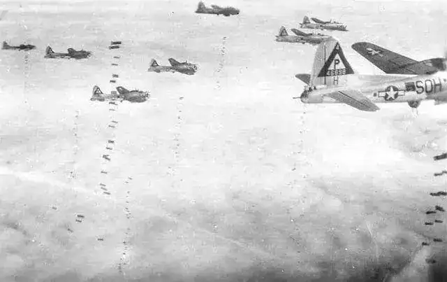 640px-B-17G_formation_on_bomb_run.webp
