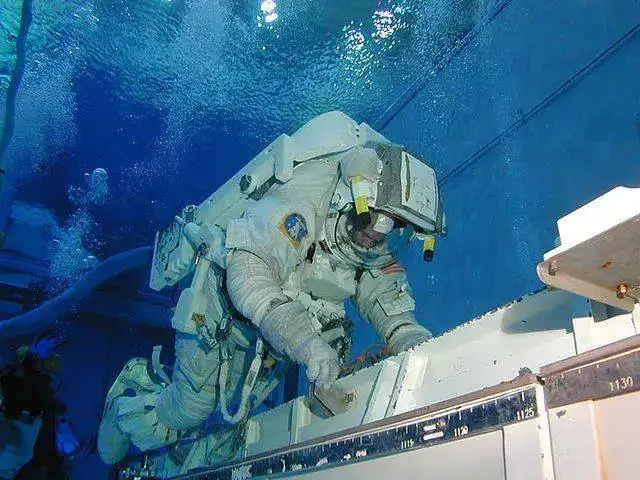 640px-NASA_Neutral_Buoyancy_Laboratory_Astronaut_Training.webp