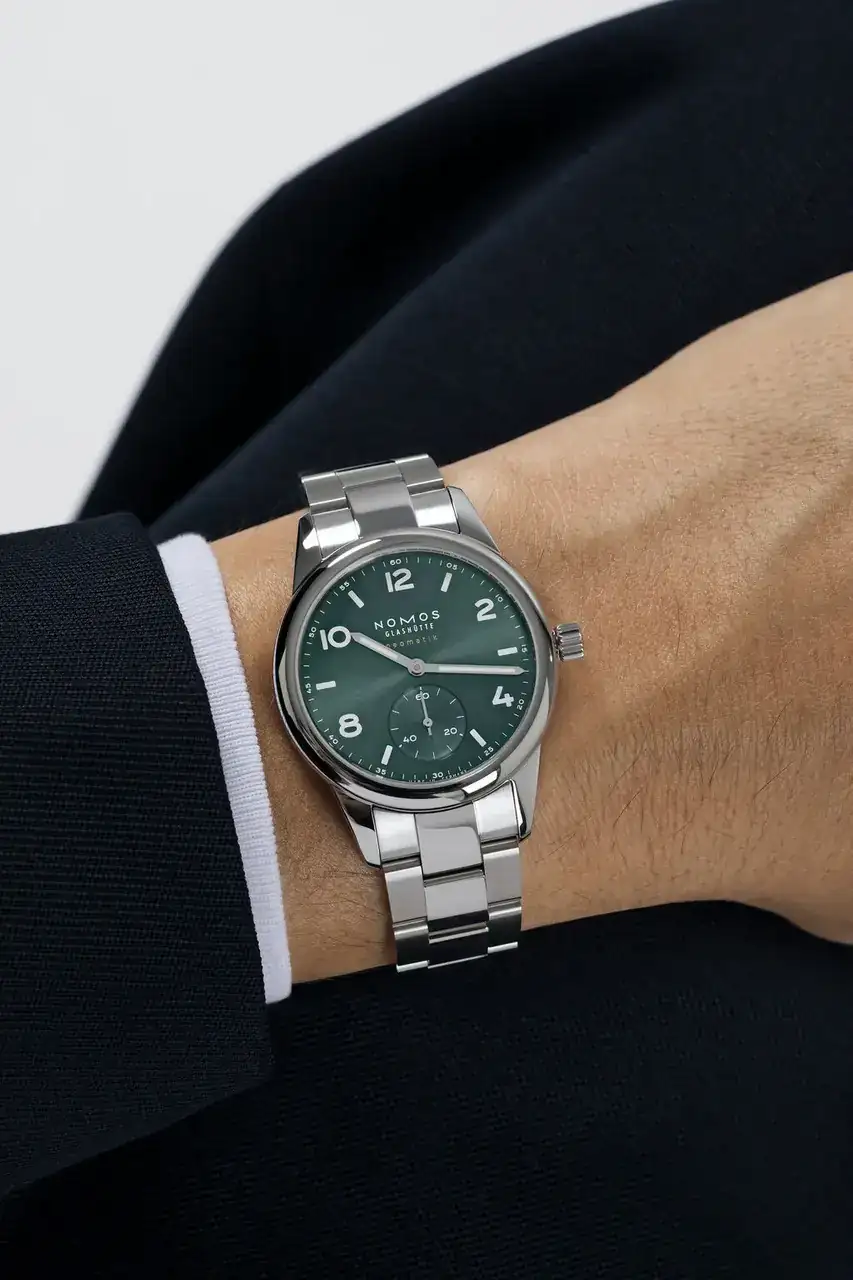 6_Club_Sport_neomatik_petrol_wristshotstill_017_PR.webp