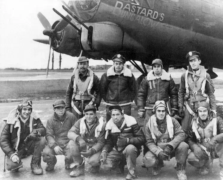 742px-B17_with_crew_01.webp