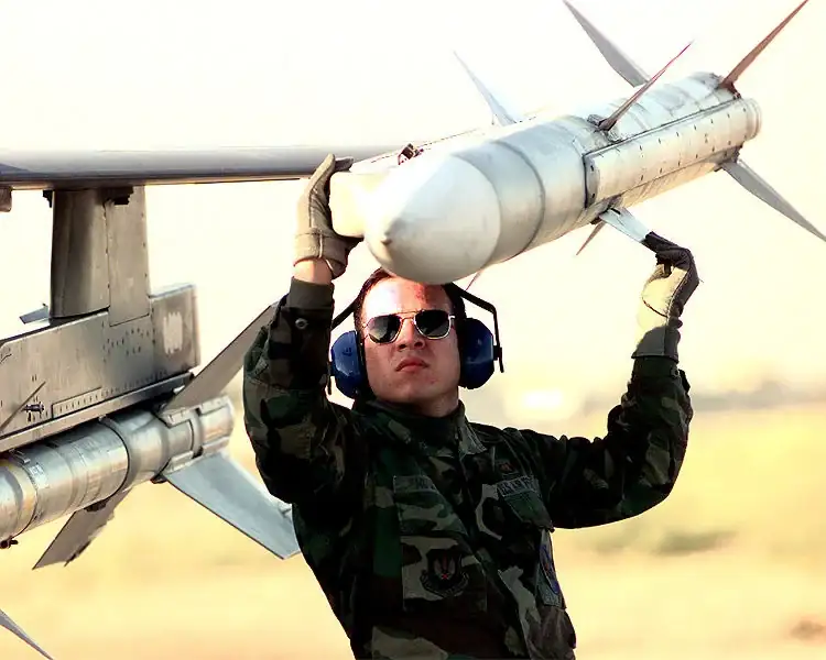 750px-AIM-120_AMRAAM.webp