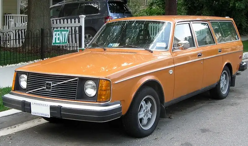 800px-1975_Volvo_245_DL_wagon_front_--_07-15-2010.webp