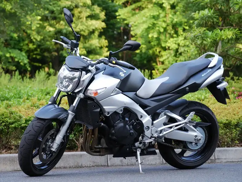 800px-2007_Suzuki_GSR400_01.webp