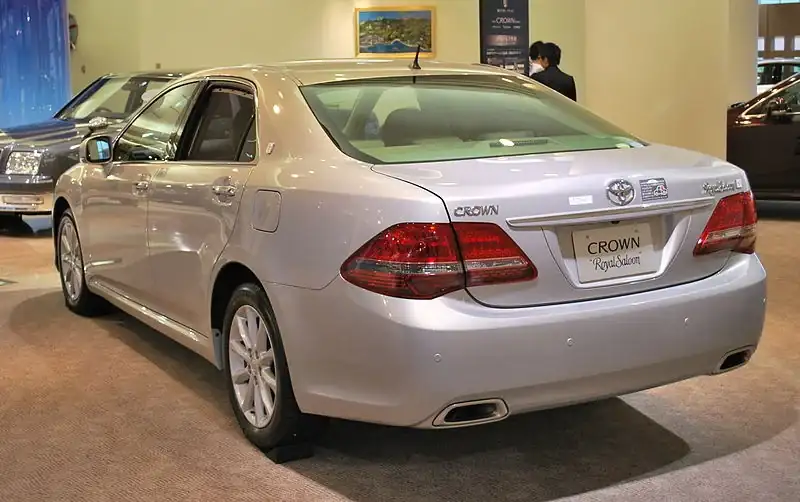 800px-2008_Toyota_Crown-Royal_02.webp