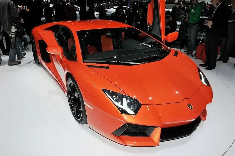 800px-2011LamborghiniAventador.webp