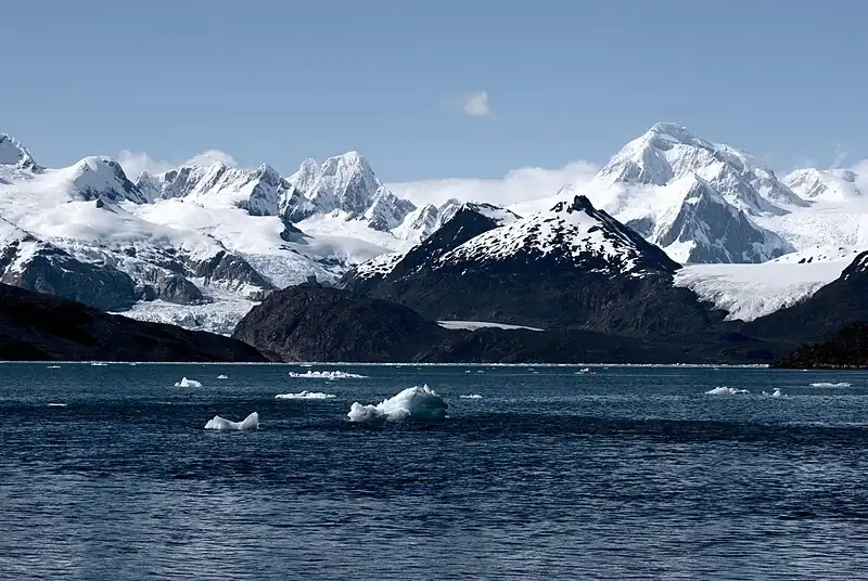 800px-Ainsworth_bay_and_Marinelli_Glacier.webp