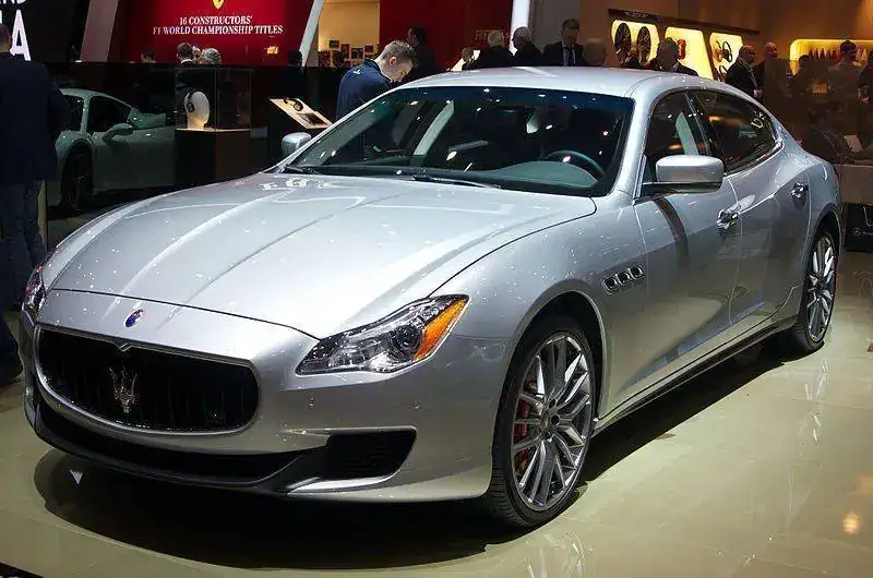 800px-Geneva_MotorShow_2013_-_Maserati_Quattroporte_grey_front_right_view.webp