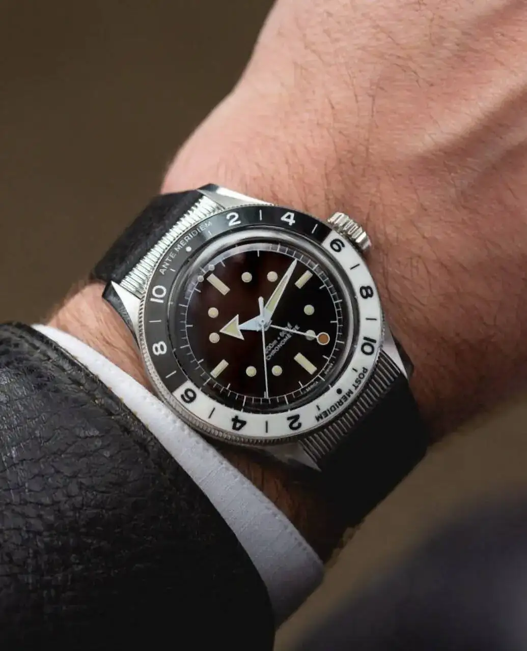 8315-Black-front_wristshot-990x660_resized_20240304-120026.jpg
