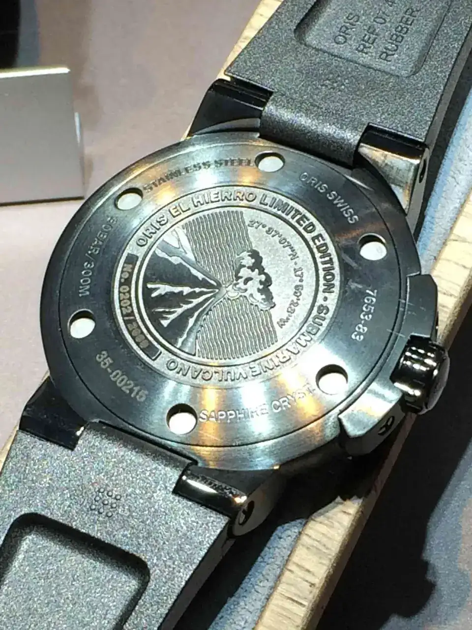 8505549-oris-aquis-el-hierro-limited-edition-image.webp