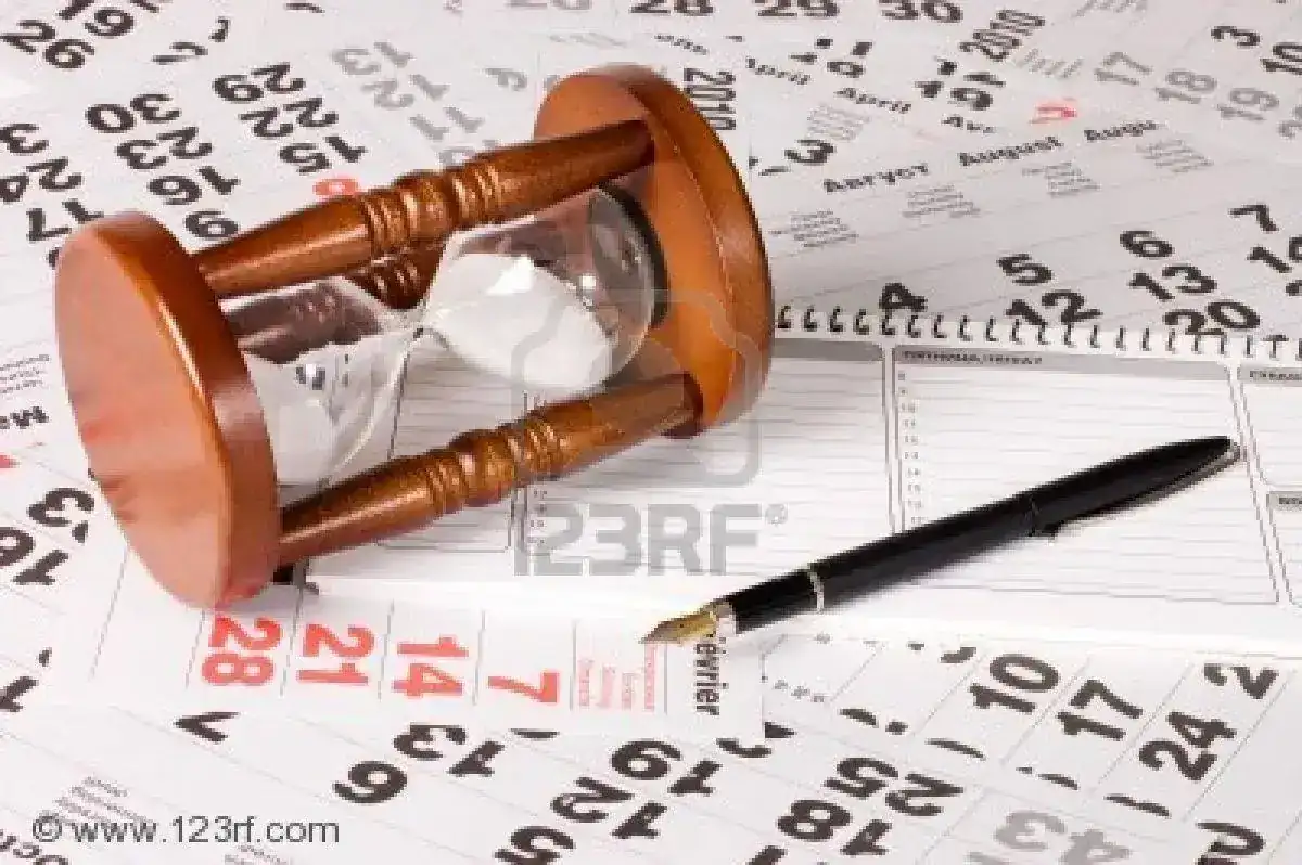 9182378-reloj-de-arena-en-hojas-de-calendario.webp