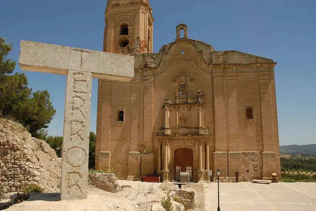 _%28T%29,_amb_l'esgl%C3%A9sia_de_Sant_Pere_al_fons.webp