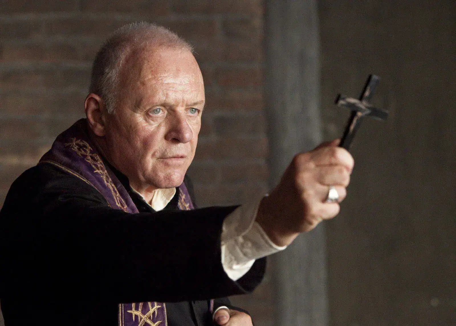_actor_man_gray_haired_cassock_priest_cross-732319.webp