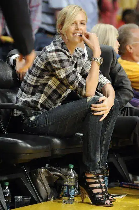 _charlize_jeans2-5e33a87a-11fb-102f-ad72-0019b9d5c8df.jpg.imgo.webp