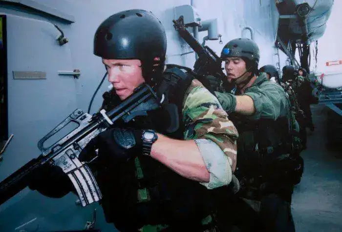 _wearing_g-shock_military_watch_DW-6600_09-700x476.webp