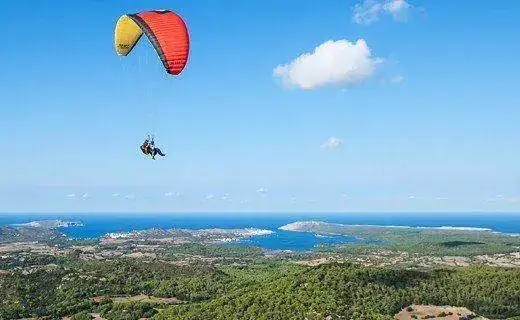 A-116-Vuelo-en-parapente-en-Menorca-1-520x320.webp