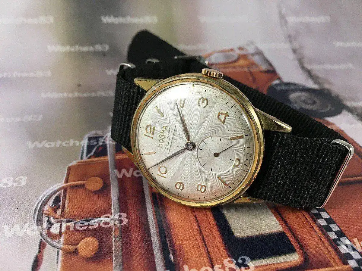 a-reloj-suizo-antiguo-de-cuerda-plaque-or-oversize.webp