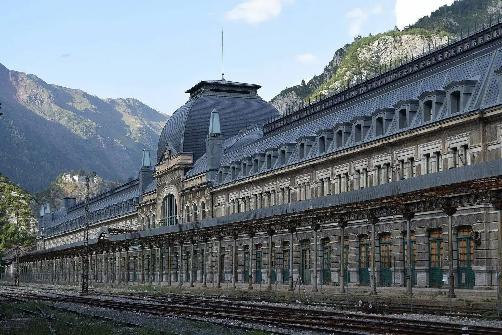 a_de_l%27Estaci%C3%B3_Internacional_de_Canfranc_01.webp