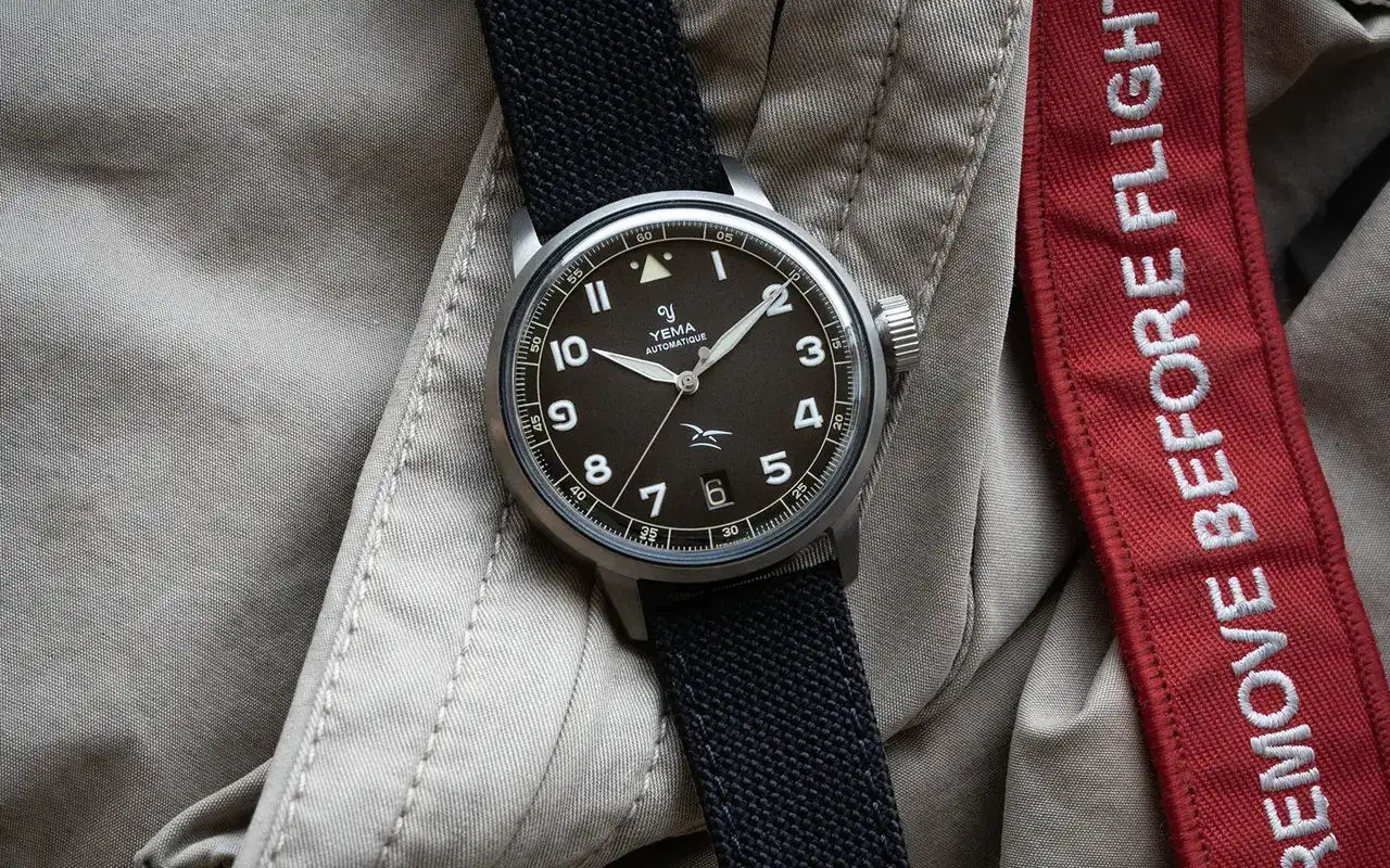 aae_flieger_auto-_black_lifestyle-png.webp