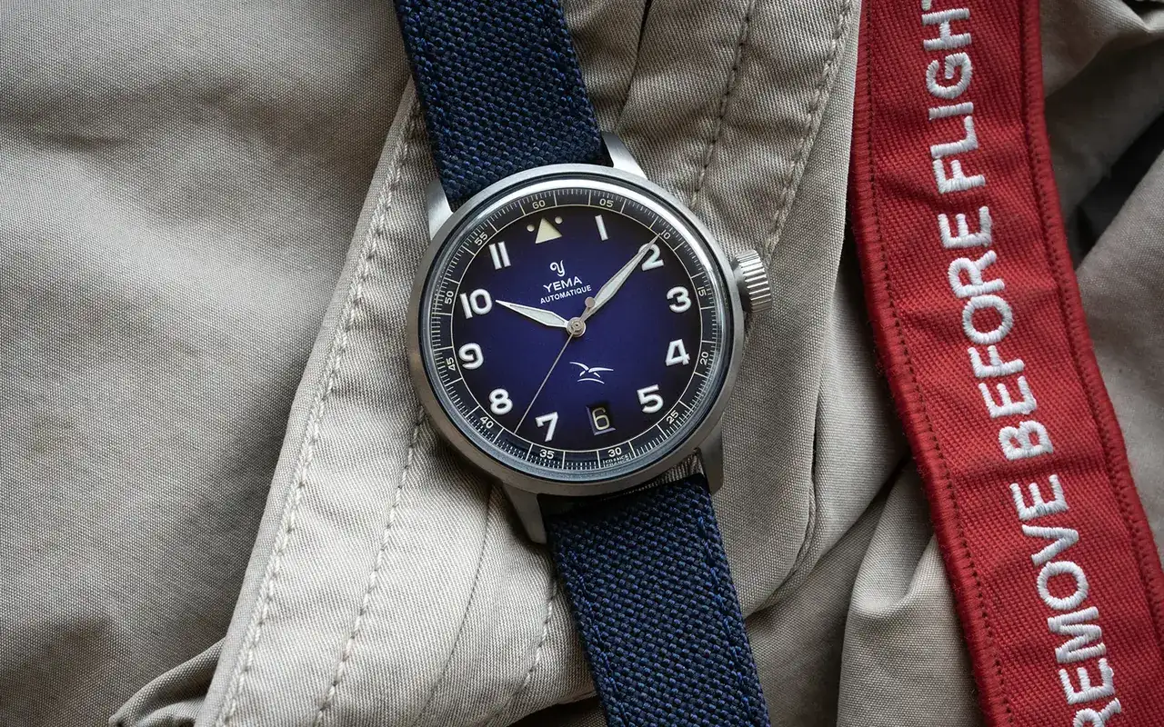 AAE_Flieger_Auto-_Blue_Lifestyle.png