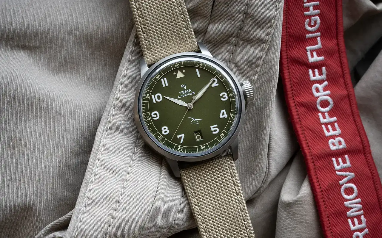 AAE_Flieger_Auto-_Khaki_Lifestyle.png