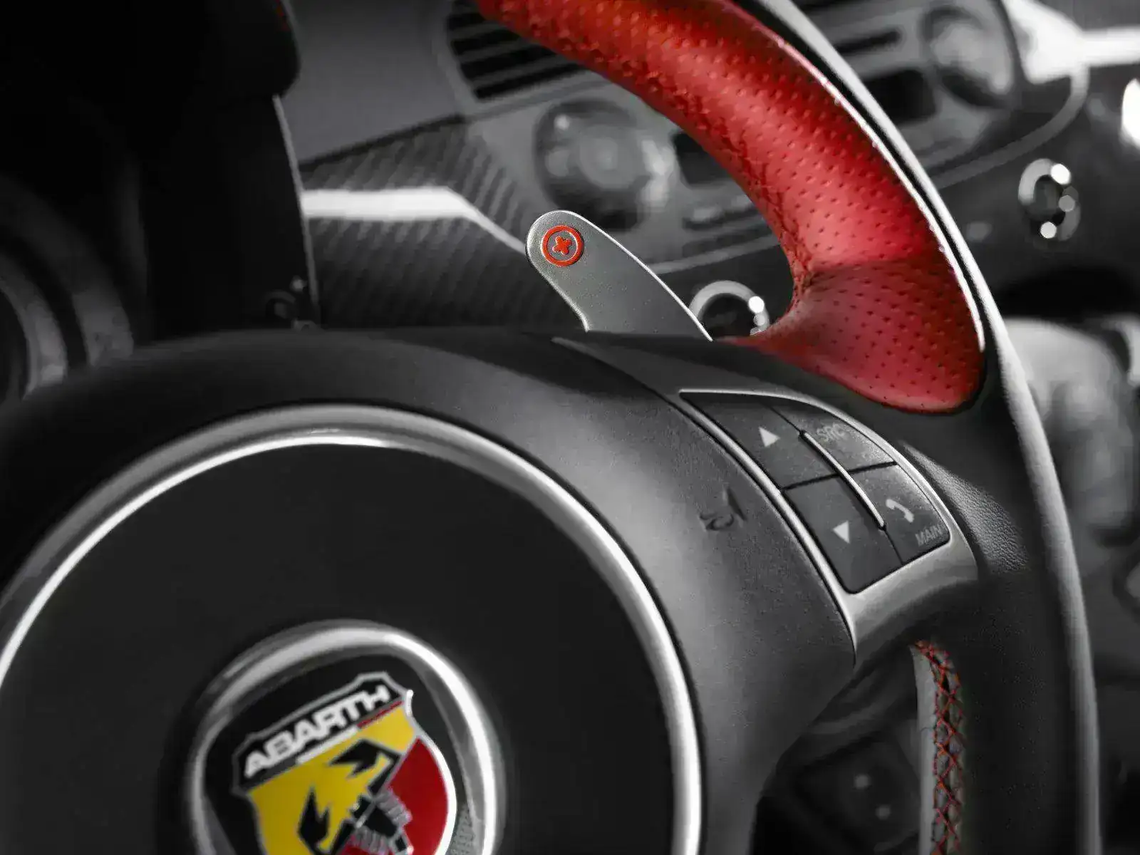 abarth_695_tributo_ferrari_05.webp
