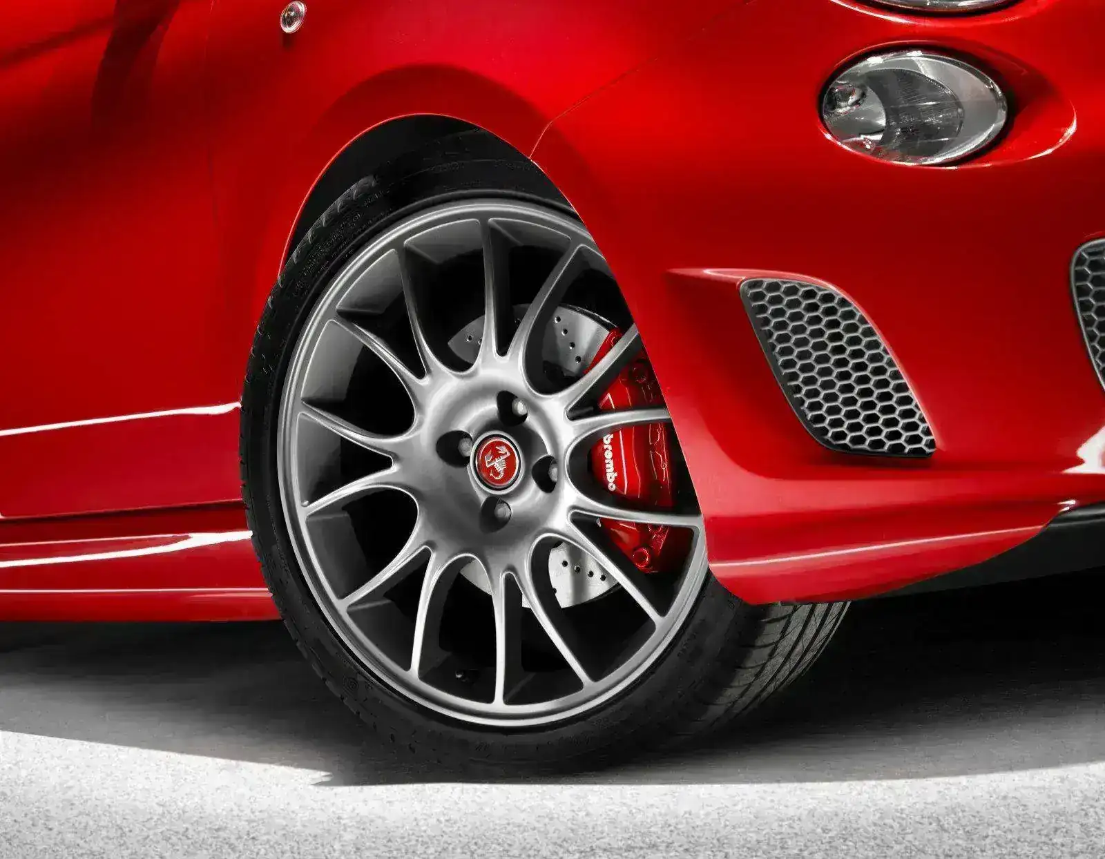 abarth_695_tributo_ferrari_07.webp