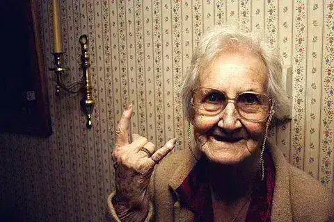 abuela-metalera.webp