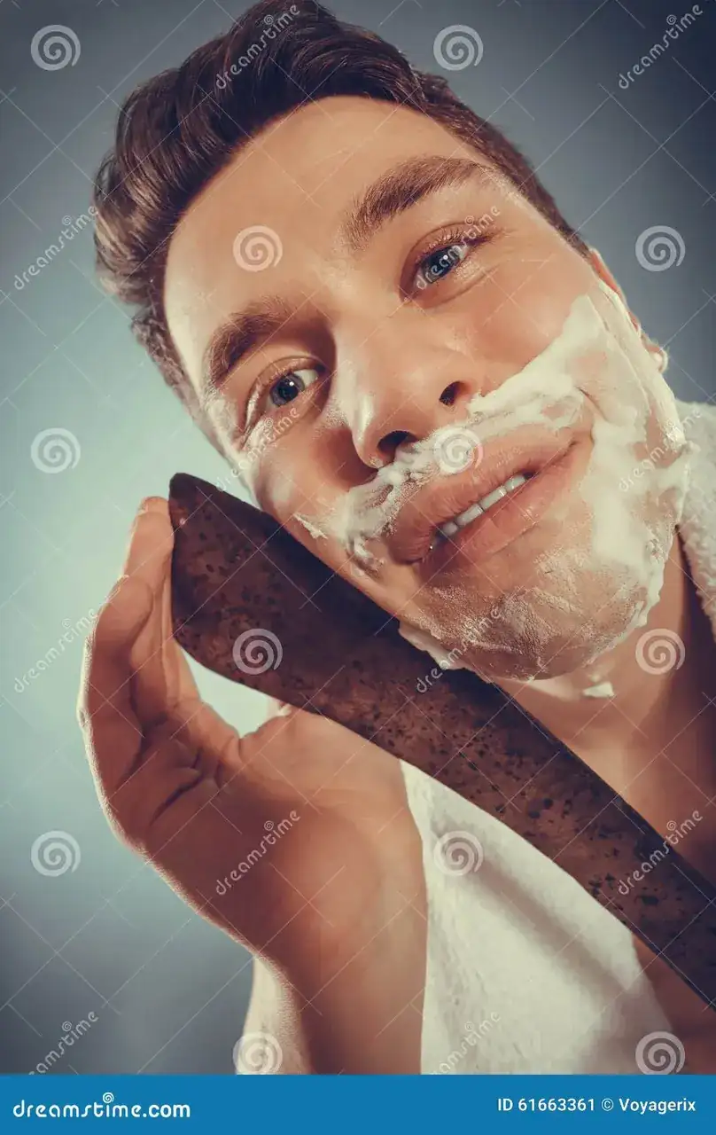 -afeita-divirti%C3%A9ndose-con-el-machete-61663361.webp