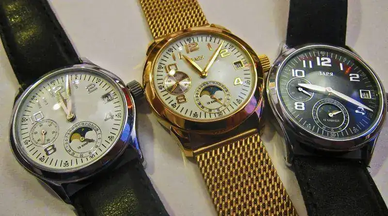 -affordable-moonphase-watch-img_1159_cropped_800px.webp